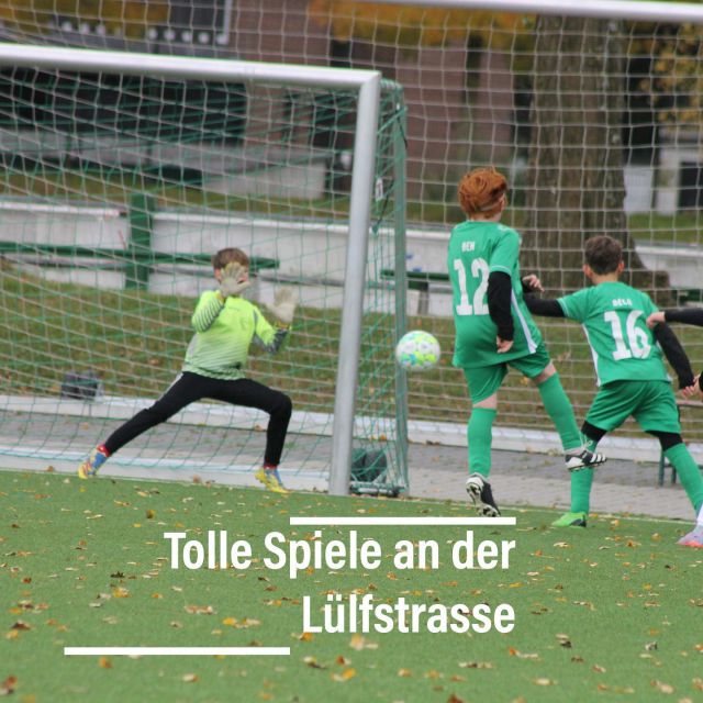 #jugend #nachwuchs #sgs #lülfstrasse #samstag #fussball #dfb

Heute war viel los an der Lülfstrasse 💚🤍👌

Zunächst waren unsere F- und E-Junioren aktiv und zeigten tolle Leistungen - am Ende trafen die Gäste leider jeweils etwas mehr als unsere Teams 🤷‍♂️

Unsere D1 feierte im Anschluss einen 4:0 gegen @teutoniasuswaltrop und sicherte sich damit den 4. Platz - weiterhin in Lauerstellung zu den Aufstiegsplätzen 💪

Unsere C1 zeigte beim 2:4 eine tolle Leistung, musste sich am Ende aber erneut GW Erkenschwick geschlagen geben - weiter so Jungs 💪

Am Ende des Tages zeigte auch unsere B1 eine ansprechende Leistung! Am Ende nahmen die @sf_stuckenbusch die Punkte mit aber wir sind davon überzeugt, dass unsere Jungs in den nächsten Wochen enger zusammenrücken werden und sich dann auch die Ergebnisse einstellen werden 👌

Alles in allem klasse Leistungen unserer Teams 💚🤍🔥

#wirsindsurk #wirhaltenzusammen #teamgeist