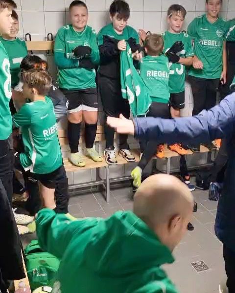 #jugend #djugend #nachwuchs #auswärtssieg

Unter der Woche stehen vor allem unsere Junioren im Mittelpunkt! Morgen empfängt unsere A1 @sgsuderwich2004er den Landesligisten @svs2020junioren zum Kreispokal-Halbfinale! 🍀👌

Schon heute holten unsere D-Junioren ihr Spiel bei @swmeckinghoven nach! Am Ende konnten sich unsere Jungs wie im Hinspiel klar durchsetzen 💪 Am Ende sorgten Yunus(3), Niklas(2) sowie Simeon, Maik, Kaan, Phil, Hendrik und Ben erfolgreich ⚽️ Zudem unterlief den Gastgebern ein Eigentor 😟

Glückwunsch an unsere D-Jugend und viel Erfolg morgen für unsere A-Junioren 👏👌🍀

#wirsindsurk #wirhaltenzusammen #teamgeist #falkentanz #tanz #viral #fussball #jubel #sieg