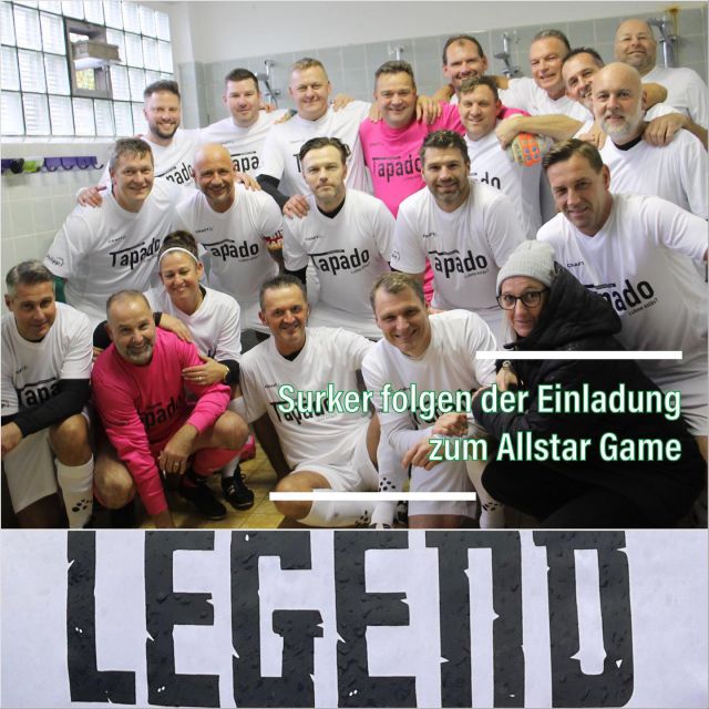 #wiedersehen #allstars #legend #preussen #surk #hillen 

Wann spielt schon mal der Vorstand mit dem Trainer, Co-Trainer, Torwarttrainer der Jugend und dem Trikotsponsor der Ersten zusammen 🤔🤷‍♂️ Richtig bei einem klassischen „Allstar“-Spiel 💪

So geschehen auch am letzten Wochenende in Hochlarmark! Die Preußen hatten zum „Klassentreffen“ eingeladen und @greg_beee erhielt die Aufgabe einen passenden und würdigen Gegner zu finden 😳 Und da wurde er natürlich hauptsächlich bei uns in Surk 💚🤍 und Hillen ❤️🤍 fündig 😜

Somit machten sich gleich 14 aktuelle oder ehemalige Surker auf den Weg nach Hochlarmark 👌 Am Ende trennten sich beide Teams 1:1 - mit Christoph Meyer war unser Coach für den Ausgleich ⚽️ verantwortlich und am Ende schnupperte das „weiße Ballett“ gar am Auswärtssieg doch die Latte verhinderte in letzter Sekunde den „Auswärtssieg“ - dennoch gab es eine ausgiebige Nachlese nach dem Spiel 😉🍻

Und im Sommer sicherlich ein Rückspiel…☀️

#wirsindsurk #wirhaltenzusammen #teamgeist

P.S. Und es tut verdammt weh wenn man verletzungsbedingt zuschauen muss 🥹🥲