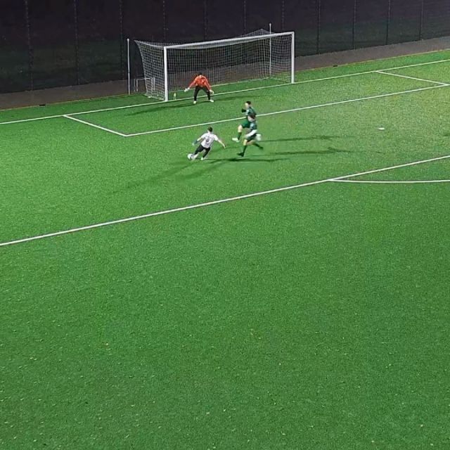 #jugend #samstag #lülfstrasse #nachwuchs

Unsere Junioren sammelten heute reichlich Punkte, dennoch ging der Nachmittag mit einem Nackenschlag zu Ende 😫

In der Nachspielzeit glich der @svbossendorf doch noch zum 2:2 gegen unsere A2 @sg_suderwich_u18 aus und klaute uns damit zwei wichtige Punkte im Rennen um einen Aufstiegsplatz zur KLA 🤔

Im Spiel zuvor hatte dagegen unsere C1 spät zum 1:1 gegen @teutoniasuswaltrop ausgeglichen. Weniger Mühe hatte unsere D1 beim 4:0 über die @djksportfreundedatteln 👌

Unsere A1 @sgsuderwich2004er war auswärts aktiv und gewann mit 3:0 beim @tusennepetal und behauptete damit die Tabellenführung 🔥

Auch unsere F-Junioren waren zu Beginn des Tages mit Eifer dabei 🙏

Ein paar Tore des Tages findet ihr um Video 💚🤍💪

#wirsindsurk #wirhaltenzusammen #teamgeist
