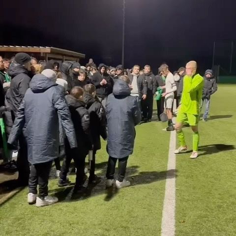#surk #meinVerein #gemeinschaft #dankbarkeit #gänsehaut #einmalSurkerimmerSurker

Diese Szene nach dem Abpfiff hat bei vielen für Gänsehaut gesorgt 😳💚🤍🫶

Unser Keeper Lenny bedankt sich bei den mitgereisten Fans 🙏🔥💪 Starke Aktion und starkes Statement 👍🏻👌

Wir sind stolz auf unsere Jungs 👏👏👏

#wirsindsurk #wirhaltenzusammen #teamsport