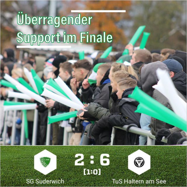 #kreispokal #ajugend #finale #support #zusammenhalt

Was für ein Support 💚🤍 was für ein packendes Finale 🔥🏆💪 Am Ende hat es leider trotzdem nicht ganz gereicht…😢

Die Stimmung war wohl einzigartig für ein Jugendspiel im Kreis @flvw_recklinghausen 😳🫶 Bereits 3 1/2 Stunden vor dem Anpfiff versammelten sich Dutzende unserer Jugendspieler und Freunde in der Stadt in Recklinghausen um mit dem Zug nach Haltern 👏👏 zu fahren!

Begleitet von grün-weißen Krachmacher-Ballons wurden unsere Jungs über die gesamte Spieldauer lautstark angefeuert und nach vorne gepeitscht 💪 An dieser Stelle auch ein riesen Kompliment an unseren stellvertretenden Abteilungsleiter Marco M. der bei aller Euphorie dafür sorgte dass alles friedlich und gesittet blieb 👏 

Dennoch zeigten sich die Halterner gerade in der ersten Hälfte sichtlich beeindruckt von der Atmosphäre und vor allem vom Auftritt unseres Teams auf dem Platz 🔥 Unsere Jungs scheuten keinen Zweikampf und versuchten vieles spielerisch zu lösen! So war auch das 1:0 durch Tayler nach starker Vorarbeit von Philipp absolut verdient ⚽️ Vor der Pause hätte Philipp sogar auf 2:0 erhöhen können, scheiterte aber am Keeper vom TuS 😫

Nach dem Wechsel wurde Haltern stärker und dennoch benötigte es ein Traumtor vom TuS für den Ausgleich! Die Surker Anhänger sahen in der Entstehung ein klares Foulspiel 🤨 der Abschluss war am Ende nicht zu halten und äußerst sehenswert!

Doch unsere Jungs zeigten Moral und gingen nach gut einer Stunde nicht weniger sehenswert erneut in Führung! Philipp spielte einen Ball in die Gasse, Luis lief perfekt ein und versenkte den Ball eiskalt über den Innenpfosten zum 2:1 ins Netz 💪⚽️

Mit einem berechtigen aber völlig unnötigen Elfmeter kam der TuS nach 70 Min aber wieder ins Spiel 😔 Lenny war noch dran, konnte den Elfer aber leider nicht abwehren! 

Nach 75 Min hatten die Surker Anhönger dann zum dritten Mal den Torschrei auf den Lippen, doch der Kracher von Philipp sprang von der Unterlatte zurück ins Feld 😟 Bis dahin war von einem 2-Klassen-Unterschied weiterhin nicht zu sehen 🤷‍♂️