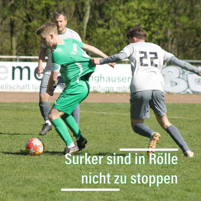 #meisterschaft #derbysieg #auswärts #nachbarn #lastminute

Knapp 6 1/2 Jahre liegt der letzte Auswärtssieg beim Nachbarn @swroellinghausen1923ev  schon zurück 😳 Damals gewannen unsere Jungs noch in der Bezirksliga mit 3:1. Heute reichte es zu einem knappen aber verdienten 1:0-Auswärtssieg 🔥

Unsere Jungs zeigten auf Rasen von Beginn an eine couragierte Leistung und gewann den Großteil der Zweikampfe 💪 Und so führte auch ein Ballgewinn und ein schnelles Umschalten zum goldenen Tor durch @tim_colen nach gut 25 Min ⚽️

Wir freuens uns besonders dass im zweiten Durchgang mit Bünyamin, Luis und Brian gleich drei A-Jugendliche ihr Debüt bei der Ersten gaben 💚🤍👏

Weniger erfolgreich verlief es leider für unsere Zweite beim Spitzenteam @tsvmarlhuels2019e.v . Erneut stand kein gelernter Keeper zur Verfügung und so musste TvR ins Tor 🤷‍♂️ Die Gastgeber gingen bereits in der ersten Hälfte mit 2:0 in Führung. Mit einem schnellen Treffer nach der Pause war die Vorentscheidung gefallen 🤨 und die Gastgeber schraubten das Ergebnis sogar noch auf 6:0 hoch. Auch hier kamen mit Burak, Joel und Joscha gleich drei A-Junioren zu ihrem Seniorendebüt 👏

Unsere Dritte feierte einen Last-Minute Sieg beim @preussenhochlarmark_ . Ryan sorgte in der 93. Min für den umjubelten 2:1-Siegtreffer ⚽️🔥 @kreisliga_terodde hatte unsere Jungs nach einer guten Viertelstunde in Führung gebracht, die Preußen konnten allerdings noch vor der Pause ausgleichen. Als es schon nach Unentschieden roch, war Ryan eiskalt zur Stelle 💪

#wirsindsurk #wirhaltenzusammen #teamgeist