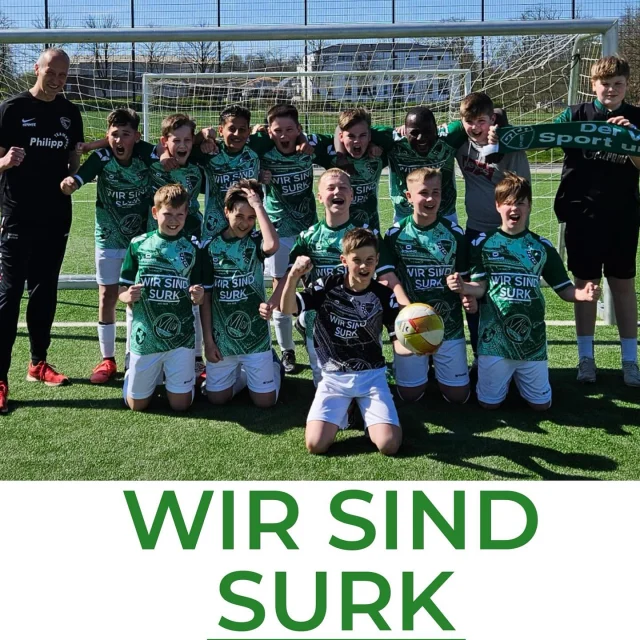 #jugend #wochenende #lülfstrasse #wirsindsurk

Reichlich was los war am Wochenende auch wieder bei der Jugend! Und es gab sogar ein Spiel auf Rasen, aber eine Dauerlösung ist das leider nicht 😳😢

Zunächst einmal gratulieren wir aber ganz herzlich unserer U13 zum Sieg gegen @vestia_disteln . Der 1:0-Erfolg war der zweite Sieg in der laufenden Runde und endlich einmal hat sich unser Team auch am Wochenende für die gute Trainingsarbeit belohnt 💚🤍👍🏻

Mit Spannung wurde auch am Sonntag der Auftritt der A1 @sgsuderwich2004er erwartet! Nach zwei Siegen von Mengende waren unsere Jungs vor dem Spiel auf einen Abstiegsplatz gerutscht. 

Und gegen den Tabellenachten @fcb_1927_jugendfussball ging es auch gut los! Schon nach 2 Min gelang die Führung, dann drehten die Gäste aber noch vor der Pause die Partie zum 1:2. Doch unsere Jungs zeigten Moral, glichen zunächst 10 Min vor dem Ende aus und gingen sogar 5 Min vor dem Ende mit 3:2 in Führung ⚽️💪 Der Sieg war zum greifen nah, doch dann schlugen die Gäste mit der letzten Aktion doch noch zurück! Warum das Spiel allerdings immer noch lief, wusste nur der Unparteiische und zudem wähnten die meisten Zuschauer den Torschützen klar im Abseits 🤨

Zeitgleich war auch das Spiel unserer @sg_suderwich_u17 II angesetzt und so mussten unsere Jungs auf den Rasen ausweichen. Trotz 1:0-Führung gelang den Gästen vom @ssc_recklinghausen ein 2:1-Auswärtssieg! Doch es wird wohl erstmal das letzte Spiel über den ganzen Platz auf dem Rasen an der Lülfstrasse gewesen sein! 🥺 Die Baumwurzeln sind einfach viel zu stark und bieten eine zu große Verletzungsgefahr 😔 Bereits im letzten Jahr hatten wir das Spielfeld verkleinert, doch so macht es einfach keinen Sinn 🤔

Bereits am Samstag eröffneten unsere F-Junioren @sgsuderwich2016er den Tag und zeigten eine tolle Leistung gegen den @fc96recklinghausen III. Zwei Remis gab es im Anschluss für unsere U11 im FS gegen den @vfbboernig1919 (4:4) sowie unsere U15 in der Kreisliga A Partie bei der @stimbergschmiede (1:1).

Unsere U17 feierte einen 6:2-Auswärtssieg bei @gwe_1926 und gewann damit auch das fünfte Spiel in der aktuellen Runde 👏👏
