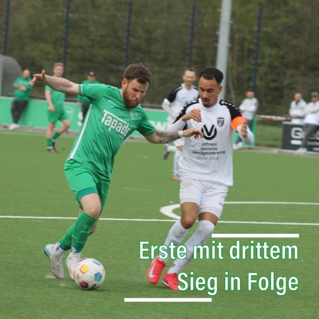 #meisterschaft #senioren #heimspiele #lülfstrasse 

Zumindest 6 Punkte sind heute an der Lülfstrasse geblieben 💚🤍💪 Unsere Erste gewann ihr Spiel gegen den @zweite.mannschaft klar mit 6:0 (4:0). Nach ruhigem Start sorgte @romanhum nach gut 15 Min für die Führung und legte so den Grundstein für den klaren Sieg. @fynn_s07 staubte nur 5 Min später zum 2:0 ab und nur eine Minute später unterlief den Gästen ein Eigentor zum 3:0! Knapp 10 Minuten vor der Pause erhöhte @mathiskaemperr sogar auf 4:0, ehe der Schiri die Partie aufgrund des Gewitters für 15 Min unterbrach. 

Nach der Wiederaufnahme gab es nur eine kurze Pause und @erik.rottmann erhöhte wenige Minuten nach dem Seitenwechsel auf 5:0. Roman sorgte dann zehn Min vor dem Ende mit seinem zweiten Treffer für den 6:0-Endstand 👏👏

Unsere Zweite gewann zuvor mit 3:1 (1:1) gegen den @fcmarl_2011 III. Die frühe Führung durch @fabianh45_ nach zehn Min konnten die Gäste noch postwendend ausgleichen und retten das Remis auch bis zur Pause. Nach dem Wechsel traf @_bomba_456 zum 2:1 und Fabian erhöhte nur kurze Zeit später auf 3:1 👌Im Anschluss hätten unsere Jungs das Ergebnis noch deutlich nach oben schrauben können, doch es blieb beim 3:1! 👏

Im letzten Spiel des Tages verlor unsere Dritte mit 3:7 (1:2) gegen den @fc96recklinghausen III und musste dabei über eine Hälfte in Unterzahl spielen 🥺 @kreisliga_terodde sorgte für die frühe Führung, ehe die Gäste mit 2:1 im Führung gingen. Durch ein Eigentor glichen unsere Jungs zunächst aus, doch dann führte ein Handspiel zum Strafstoß und Platzverweis - 2:3.  In der zweiten Hälfte erhöhte der FC dann auf 2:6, ehe Kerem kurz Ende noch das 3:6 erzielte. Mit dem Schlusspfiff fiel dann noch das 3:7.

#wirsindsurk #wirhaltenzusammen #teamgeist