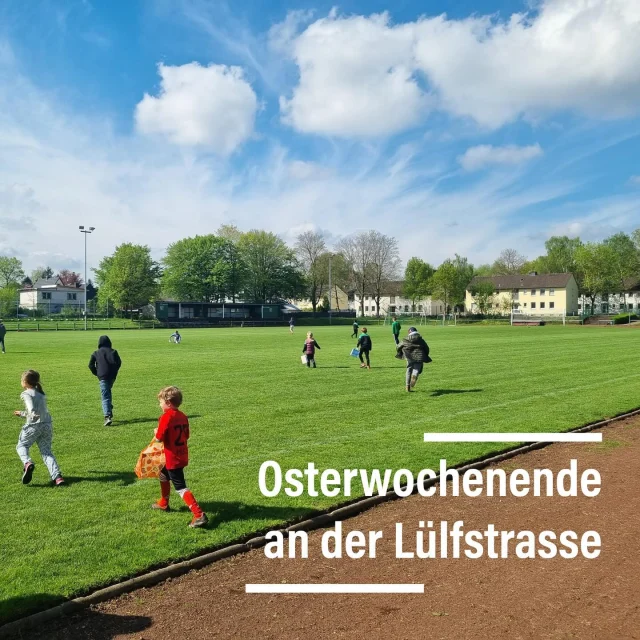 #ostern #lülfstrasse #eiersuche #meisterschaft

Strahlend blauer Himmel über der Lülfstrasse sorgte für einen passenden Rahmen für das diesjährige Ostereiersuchen für unsere Jüngsten 💚🤍🐰👍🏻

Unsere Jugendabteilung hatte wieder reichlich Eier rund um unsere Anlage an der Lülfstrasse versteckt und viele Kids waren mit Eifer auf der Suche nach den kleinen Schätzen 🙏

Vielen Dank an alle die diese Aktion wieder möglich gemacht haben 🫶

Am Montag ging es dann für unsere Senioren auch um Punkte während unsere Jugendteams in der Osterpause sind 🙋‍♂️

Nach dem 2:2 bei der @spvgg.erkenschwick2 musste sich unsere Erste beim 0:0 gegen den @fc26erkenschwick erneut mit einem Punkt zufrieden geben, bleibt aber auch entsprechend seit 5 Spielen ohne Niederlage 👌 Leider kamen unsere Jungs gegen die tiefstehenden Gästen nur vereinzelt zu Möglichkeiten und es blieb am Ende zum ersten Mal in dieser Saison torlos 🤷‍♂️

Zuvor machte unsere Dritte dem Titelanwärter FCE II das Leben über weite Strecken extrem schwer, musste am Ende aber eine 2:4 (0:1)-Niederlage hinnehmen. Die Gäste gingen kurz vor der Pause mit 0:1 in Führung, Tim glich aber nach knapp 70 Min zum 1:1 aus ⚽️ Allerdings konnten die Gäste darauf noch einmal antworten und gingen nur wenige Minuten später erneut in Führung. In den letzten 5 Min gelangen dann noch zwei weitere Treffer, ehe Maik in der Schlussminute den 2:4-Endstand erzielte.

Wir wünschen Euch noch eine angenehme zweite Ferienhälfte 👏

#wirsindsurk #wirhaltenzusammen #teamgeist