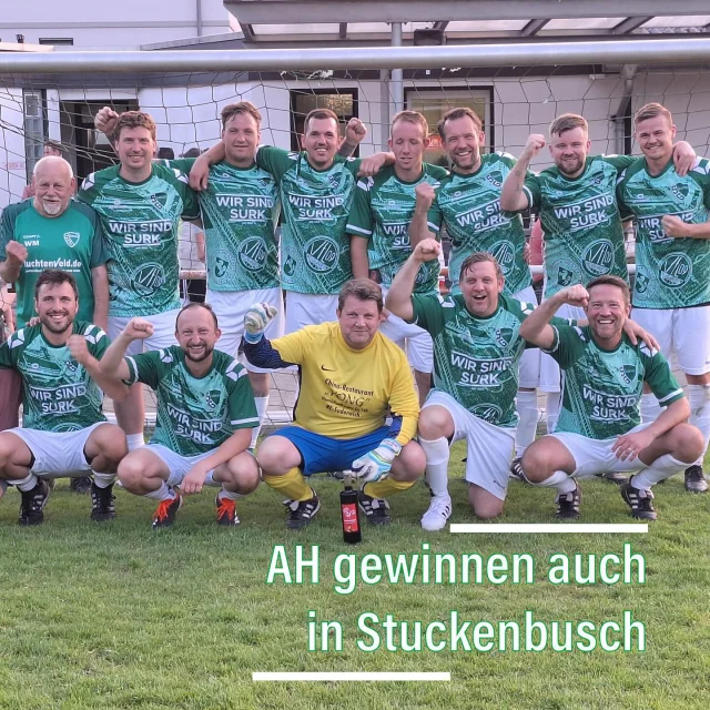 #alteherren #ü32 #ü40 #turnier #stucke #turniersieg #cup #wiederholungstäter #starkeTruppe #surk

Sie haben es schon wieder getan 😉 Nur fünf Tage nach dem Turniersieg in Börnig gewannen unsere AH gestern auch das 3. Uli Fründt Gedächtnisturnier der @sf_stuckenbusch 🏆

Dabei blieben unsere Jungs bis zum Finale sogar ohne Gegentor 😳 In der Vorrunde gab es drei Siege gegen Röhlinghausen (3:0), Gastgeber Stuckenbusch (1:0) und Preußen Hochlarmark (2:0) 💪

Im Halbfinale gab es ebenfalls einen glatten 3:0-Sieg gegen die @etg_fussballabteilung Montagsgruppe und so wartete im Finale der @svhochlar1928 .

Und hier kassierten unsere Jungs dann mit dem 0:1 auch das einzige Gegentor im Turnier, doch @sascha_funky und @kreisliga_terodde hatten die passende Antwort parat und so feierten unsere Jungs innerhalb einer Woche den zweiten Turniersieg 🙏💪

Was für Maschinen 💚🤍🔥

#wirsindsurk #wirhaltenzusammen #teamgeist