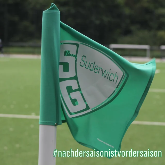 #senioren #ajugend #verein #zusammenhalt

In den letzten Wochen wurde viel geredet – und noch mehr behauptet 🤔
Teilweise schon fast amüsant, mit welchen Aussagen manche Nachbarn versuchen, unsere Jungs zum Wechsel zu bewegen 🙈

Aber jetzt mal Fakten auf den Tisch:

👋 Einige Spieler aus der Zweiten Mannschaft werden uns verlassen und suchen neue Herausforderungen – in gleicher oder höherer Liga.
💚🤍 Wir sagen DANKE für euren Einsatz, besonders an alle, die jahrelang in der Jugend für Surk gekämpft haben! Alles Gute für euren Weg – man sieht sich immer zweimal im Leben 😉

✅ Der Kern der Ersten bleibt komplett bei uns in Surk!
😢 Der Abschied von Kerni und Fynn tut weh, trotzdem wünschen wir euch beiden viel Erfolg in der Bezirksliga!
🔥 Unsere Dritte hat bereits schon wieder reichlich Zulauf und immer mehr Spieler kehren zurück nach Surk 👏

⸻

🤨 Was uns schon etwas enttäuscht:
Einige mündliche Zusagen aus den letzten Wochen werden wohl nicht eingehalten. Für uns zählt weiterhin das gesprochene Wort – und wer das nicht ernst nimmt, ist bei Surk vielleicht auch nicht am richtigen Ort 🤷‍♂️

⸻

💪 Trotz allem:
Viele Jungs stehen zu Surk und wollen weiter für unseren Verein auflaufen!
In der kommenden Saison werden wir wieder in der Kreisliga A, B & C vertreten sein – und jedem Spieler die Chance geben, sich zu beweisen!
🗓️ Mehr Infos dazu gibt’s in der nächsten Woche!

⸻

🔥 Auch bei unseren A-Junioren laufen die Planungen auf Hochtouren:

✅ Die A1 hat den Klassenerhalt in der Landesliga bereits gesichert!
🏆 Unsere @sgsuderwich_u18 kämpft morgen früh im direkten Duell bei Tabellenführer Waltrop um den Meistertitel in der A-Liga

🍀 Viel Erfolg, Jungs! Wir stehen hinter euch 💚🤍🫶

⸻

#surk #wirsindsurk #fussballliebe #vereinsleben #kreisliga #landesliga #a1 #u18 #nurgemeinsam #fussballfamilie