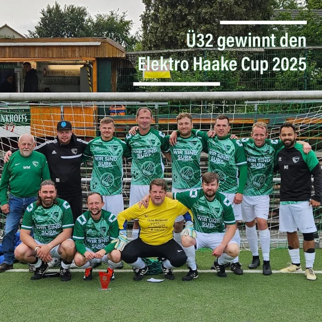 #alteherren #ü32 #kleinfeld #turniersieger #börnig #cup #sieg

Unsere Ü32 gewann gestern den Elektro Haake Cup 2025 des @vfbboernig1919 🏆 Im Finale gewannen unsere Jungs nach Neunmeterschiessen gegen den @svwanne11 👏 Nach regulärer Spielzeit stand es 1:1 - vom Punkt trafen alle 3 Surker Schützen und Benny hielt den letzten Schuss vom SVW 💪

Im Halbfinale gewannen unsere Jungs mit 1:0 gegen den @etusbismarck , zuvor gewannen unsere Jungs die Gruppe A nach einem 1:1 gegen Gastgeber Börnig sowie zwei Siegen gegen SG Arminia Ickern/Victoria Habinghorst (4:0) und @spfr.haverkamp1969 (3:1). 👍🏻

Starkes Turnier Jungs 🏆💚🤍💪

Am Freitag gehts dann ab 18 Uhr weiter mit dem 3. Uli Fründt Gedächtnisturnier bei dem @sf_stuckenbusch 🍀

#wirsindsurk #wirhaltenzusammen #teamgeist