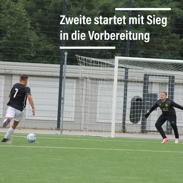 #saison2526 #vorbereitung #kugelrollt #suderwich #surk #esgehtimmerweiter

Der Ball rollt wieder an der Lülfstrasse 💚🤍⚽️ Als erstes ging unsere neue „Zweite“ wieder auf den Platz. Im ersten Testspiel gab es einen lockeren 4:1 (1:0)-Erfolg über die @etg_fussballabteilung II. 👍🏻

Ryan eröffnete den Torreigen bereits nach gut 5 Min, nach der Pause zeigte „Widdi“ dass er auch in der Zweiten treffsicher vom Punkt ist 🙏 Nach dem Anschlusstreffer der Gäste erzielte Enis seinen ersten Treffer für Surk, ehe Makki den 4:1 Schlusspunkt setzte. 👏

Unsere Erste war heute nur auf dem Trainingsplatz aktiv und absolvierte vorher ein gemeinsames Teamfrühstück bei unserem Betreuer Huby 🥓🍳👍🏻

Aus der letzten Saison sind wir euch auch noch die letzten Turniere unserer Teams schuldig. Ein ganz besonderer Dank geht an den @svzeltingenrachtig für die Ausrichtung des Ü32 Turnier um den Moselcup 2025. Der Verein stellt Jahr für Jahr ein tolles Turnier inklusive passendem Rahmenprogramm mit Festzelt auf die Beine und kümmert sich phänomenal um die Gäste 🔥👏 Sportlich konnten wir leider auch im zweiten Jahr noch keinen Sieg einfahren 🙈 Allerdings trübte dies nicht wirklich die gute Stimmung unserer Jungs die zudem mit einem Durchschnittsalter von 53 😳 Jahren das mit Abstand älteste Team stellte 🤷‍♂️ Dennoch sorgte vor allem Kopfballtreffer von Keeper Benny im letzten Spiel für großen Jubel und zudem gelang so schon mal ein Treffer mehr als letztes Jahr 😉

Deutlich besser lief es sportlich bereits eine Woche vorher für unsere E1 im letzten Turnier der alten Saison. Unser Team konnte im letzten Auftritt der Saison noch das Turnier bei @kulturspor.junioren gewinnen 🏆 Im Viertel- und Halbfinale konnten sich unsere Jungs auf ihren Keeper Lukas verlassen und gewannen jeweils im Neunmeterschiessen. Im Finale gab es dann ein 2:0 gegen Gastgeber Kültürspor. 👍🏻

Nun freuen wir uns schon auf die neue Spielzeit 25/26 🍀⚽️ 

#wirsindsurk #esgehtimmerweiter #teamgeist