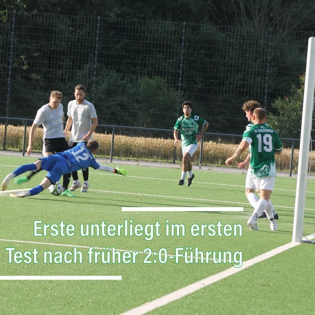 #senioren #erste #vorbereitung #jungesBlut #lülfstrasse 

Unsere Erste verlor gestern ihr erstes Testspiel mit 2:3 (2:0) gegen den @tushenrichenburg . Unsere deutlich verjüngte Elf fing gut an und ging auch früh durch Teilsenior @noahtlkmp mit 1:0 in Führung ⚽️ @tim_colen legte nur wenig später das 2:0 nach und auch Christian konnte sich in seinem ersten Spiel für die Erste auszeichnen und hielt die 2:0-Pausenführung fest.

Im zweiten Durchgang ließen aber etwas die Kräfte nach und die Gäste brachten dagegen einige frische Kräfte. Nach einer knappen Stunde verkürzten die Gäste auf 2:1 und zehn Min vor dem Ende gelang der Ausgleich. Jetzt wollten die Gäste den Sieg und erzielten auch gut fünf Min vor Schluss den 2:3-Siegtreffer 🤷‍♂️

Weiter geht’s am Sonntag um 15.15 Uhr gegen @sc_victoria_ickern_ . Auch die Zweite & Dritte sind am Sonntag vorher und nachher aktiv 🙋‍♂️

#wirsindsurk #teamgeist #zusammenhalt