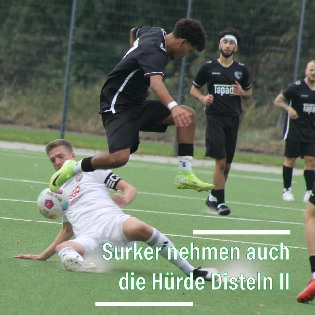 #senioren #meisterschaft #heimspiele #willensleistung

Sechs Punkte blieben heute an der Lülfstrasse 💚🤍💪 Unsere Erste gewann das „Geduldsspiel“ gegen @vestia_disteln II mit 2:1 (0:0). Dabei sahen die Zuschauer ein durchaus ausgeglichenes Spiel und leider auch 55 Min ein torloses 🤷‍♂️ Doch dann erlöste @buny67_ mit einem satten Schuss gegen seinen Ex-Mitspieler Fynn die Surker - 1:0 ⚽️💪

Als @noahtlkmp gute 10 Min später das 2:0 erzielte, schien die Partie zu Gunsten unserer Jungs entschieden zu sein, doch die Gäste meldeten sich nur 5 Min später zurück in der Partie und verkürzten auf 2:1. In der letzten Viertelstunde drückten die Gäste dann sogar auf den Ausgleich, doch es blieb beim nicht unverdienten 2:1-Heimsieg 👏👏

Zuvor hatte bereits unsere Zweite gegen @svborussiaahsen_diezweite den nächsten Dreier eingefahren 💪 Am Ende setzten sich unsere Jungs mehr als verdient mit 6:2 (4:2) durch 👏

Marcel brachte unsere Jungs schon in der ersten Viertelstunde mit einem Doppelpack 🔥 mit 2:0 in Führung. Nach dem Anschlusstreffer der Gäste erhöhten @kreisliga_terodde und @max.eggermann noch vor der Pause auf 4:1 ⚽️ ehe Ahsen kurz vor der Pause noch das 4:2 gelang. 

Kurz nach dem Wechsel traf @oktay67_ zum 5:2, ehe Maik 20 Min vor dem Ende den 6:2-Endstand erzielte. Damit klettern unsere Jungs auf einen guten 7. Platz 👍

Eine knappe 0:1 (0:1)-Niederlage musste unsere Dritte gegen den @fc96recklinghausendiezweite hinnehmen. Nach der frühen Führung der Gäste fiel kein weiterer Treffer. Vielleicht hätten unsere Jungs nach gut 65 Min den Ausgleich erzielt, doch die Gäste halfen sich mit einer Notbremse und brachten den knappen Vorsprung dann zu zehnt über die Bühne 🤨

#wirsindsurk #zusammenhalt #teamgeist