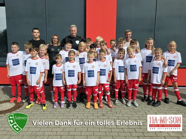 ✨⚽ Ein unvergesslicher Tag für unsere Nachwuchskicker! ⚽✨

Dank @kurt.xaver_ und @hamison_gmbh durfte die SG Suderwich auch in diesem Jahr wieder bei den Einlaufkindern von @rwe.1907 dabei sein. 🟥⬜🙌

Beim Heimspiel gegen @hansarostock (3️⃣:0️⃣ 💪🔥) hatten unsere U12- und U11-Spieler die einmalige Gelegenheit, Hand in Hand 🤝 mit den Profis ins Stadion einzulaufen 🏟️ – Gänsehaut pur! ✨

🙏 Ein riesiges Dankeschön an alle, die diesen besonderen Moment möglich gemacht haben. ❤️💯

#SGSuderwich #Einlaufkinder #RWE #Nachwuchs #FußballLiebe #TeamSpirit #wirsindsurk #danke