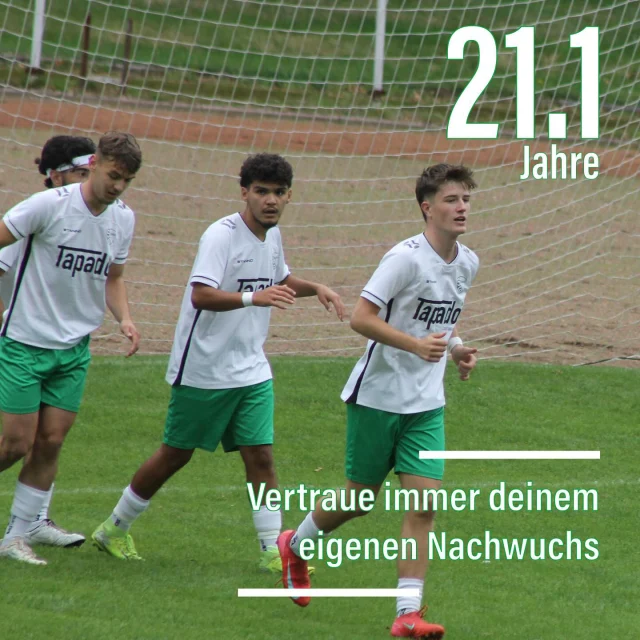 #senioren #surk #eigeneJugend #vereinstreue #vertrauen #nachwuchs

Vertraue immer deinem eigenen Nachwuchs 💚🤍💪 und bleibe deinem Weg treu 👍

Unsere Erste hat beim letzten 3:2-Auswärtserfolg beim @ssc_recklinghausen wohl einen neuen Tiefstwert beim Altersdurchschnitt erreicht 🤔 

Die Startelf beim letzten Auswärtsspiel hatte einen Alterschnitt von 21,1 Tagen 😳👏 Nach dem Ausfall von @miwi.90 fehlten bei dem Soiel die weiteren „alten Hasen“ @mitch_19.19 und Joel und so war Kapitän @nico__york mit gerade einmal 26 Jahre bereits der älteste Spieler in der Startelf! 🤝

Damit lag der Schnitt noch ein ganzes Jahr niedriger als beim 0:4-Auftakt in der Bezirksliga in der Saison 21/22 🤷‍♂️ In @svlippramsdorf1958 liefen unsere Jungs damals mit einem Schnitt von 22,0 Jahren auf. @mathiskaemperr und @nico01_87 standen auch damals schon in der Startelf…

Und mit 16 von möglichen 21 Punkten liegen unsere Jungs mehr als im Soll 💚🤍💪

Morgen geht’s für unsere Jungs dann weiter beim @scmarlhamm 🙋‍♂️👏👏 und zu verlieren gibt’s eh nix…

#wirsindsurk #zusammenhalt #teamgeist